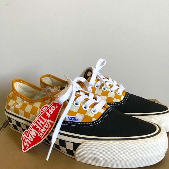 VANS Ultracush Checkerboard Lace Up Sneaker Men's Size (7) Women's